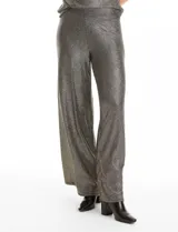Pantalón modelo palazzo de tiro alto con pretina ancha elastizada, confeccionado en tejido metalizado con textura acanalada.