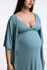 Camisón maternal de rib color rosado, con escote en V, tirantes finos regulables con clips de lactancia, elástico bajo el busto y falda amplia de corte acampanado.