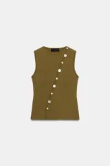 Top de punto color verde oliva, sin mangas, con cuello redondo y diseño ajustado. Presenta una hilera diagonal de botones nacarados en el frente.