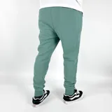Pantalón de jogging verde con puños ajustados, bolsillos laterales y logo bordado de un pato en el muslo.