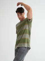 Remera de manga corta con estampado a rayas horizontales en tonos rosa y naranja, con cuello redondo y corte recto.