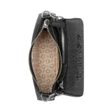 Bolso bandolera Guess modelo Holly, color negro con estampado de monograma y el logo de la marca en el frente. Cuenta con diseño multi-compartimento con cierres y correa ajustable de lona con la marca grabada.