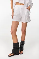 Short de tiro alto marrón de lino italiano, con tablas en la cintura, ajuste relajado y cintura elastizada en la espalda.