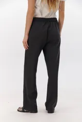 Pantalon de vestir azul marino, de corte recto y tiro alto, con cierre frontal y bolsillos laterales.