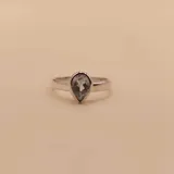 Anillo de plata 925 con topacio celeste en forma de lágrima.
