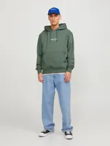 Canguro verde oliva de manga larga con capucha, corte relajado y bolsillo tipo canguro. Estampado con el texto "Originals Studio" en el pecho.