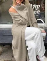 Cardigan largo de tejido de punto en color beige, con diseño de calce relajado y mangas amplias. Presenta un largo maxi y terminaciones acanaladas en los puños y el ruedo.