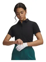 Polo de golf Under Armour de manga corta, color negro, con cuello estructurado y tapeta con botones. Confeccionado con tecnología UA Helix para absorción de humedad, secado rápido y protección UPF 50+.