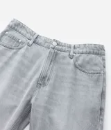 Pantalón de jean recto color gris claro, con cintura media, cierre de botón metálico y cremallera. Incluye bolsillos delanteros, un bolsillo monedero pequeño y bolsillos traseros aplicados.