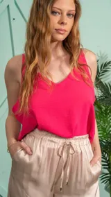 Musculosa fucsia con escote en V y breteles finos.