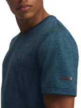 Remera deportiva Under Armour de manga corta, confeccionada en tejido de punto suave con diseño jaspeado en tonos azules. Presenta zonas de ventilación con malla estratégica y construcción prácticamente sin costuras para mayor comodidad durante el entrenamiento.