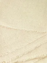Bufanda fina de tejido ligero y suave, color beige, con bordes deshilachados.