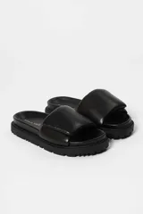 Sandalia tipo slide color fucsia, con suela track de plataforma y tira ancha acolchada en el empeine.