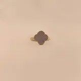 Anillo de plata 925 y oro con diseño de flor central en nácar, con banda de plata.