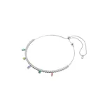 Collar ajustable tipo gargantilla bañado en rodio, compuesto por una hilera de circonitas transparentes y dijes colgantes de colores pastel en tallas mixtas.