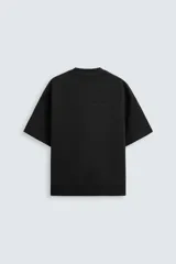 Sudadera de manga corta color marrón oscuro, con cuello redondo y bajo acabado en rib. Presenta un corte relajado y holgado (boxy fit).