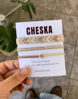 Set de tres pulseras regulables hechas a mano con cuentas Miyuki en tonos beige, blanco y dorado con diseño geométrico y chevron.