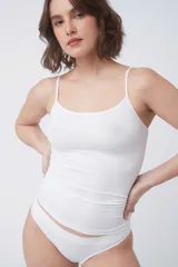 Camiseta de microfibra color arena con breteles finos.