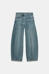 Jeans de tiro medio con diseño de pierna tipo balloon y largo al tobillo. Presenta cintura con trabillas, cierre frontal con cremallera y botón metálico, y cinco bolsillos clásicos.