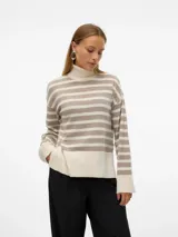 Sweater de punto con diseño de rayas horizontales en tonos beige y crema, cuello alto y mangas largas con puños anchos. Presenta un corte holgado y tejido de textura suave.