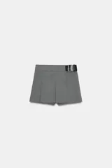 Falda pantalón de tiro medio en color gris, con diseño de tablas y cinturón integrado con hebilla metálica lateral.