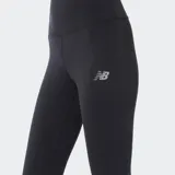 Calza deportiva de tiro alto color negro, con logo de la marca en el muslo y estampado vertical en contraste en la parte inferior de la pierna. Confeccionada en tejido elástico con tecnología de secado rápido.