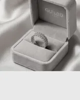 Anillo de plata 925 con diseño de banda ancha compuesto por múltiples filas de pequeñas piedras brillantes engastadas.
