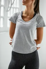 Remera gris de algodón con cuello en V y mangas cortas.