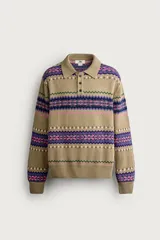 Sweater de punto jacquard de algodón y lino, color tostado con diseño de franjas geométricas en tonos violeta, fucsia y verde. Presenta cuello polo con cierre frontal de tres botones, mangas largas y puños y cintura en rib.