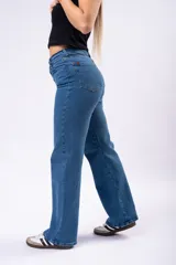 Pantalón de jean estilo wide leg, de tiro alto con cierre frontal de botones a la vista. Confeccionado en denim rígido de corte recto y holgado.
