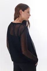 Sweater de tejido de punto calado color lila, con cuello en V y mangas largas.
