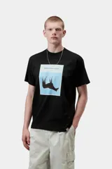 Remera negra de manga corta con estampado fotográfico frontal titulado "UPSIDE DOWN HORSE" de Sean Hamilton.