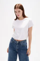 Top cropped de cuello redondo y manga corta, con ajuste al cuerpo.