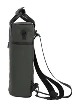 Maletín matero de diseño vertical en color verde oscuro, confeccionado en poliéster reciclado repelente al agua. Cuenta con cierre superior impermeable, manija de mano reforzada, compartimentos internos organizadores para termo, mate y yerba, y un llavero mosquetón lateral con cordón decorativo. Presenta un parche de cuero sintético con el logo de la marca en la parte inferior.