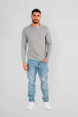 Buzo de hombre color cemento, de corte recto y manga larga.