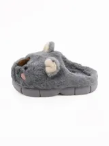 Pantuflas de peluche color tostado con diseño de cara de koala, orejas sobresalientes y suela de goma.