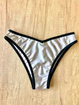 Bombacha vedetina de tiro alto color naranja, con cintura en forma de V.