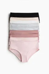 Pack de diez bombachas tipo hipster de algodón, tiro medio, con refuerzo interior y cobertura media trasera. Incluye colores lisos como negro, blanco, gris melange, beige y rosado.