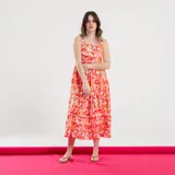 Vestido midi de tirantes con estampado de arabescos azules, corte recto y falda con volantes.