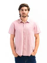 Camisa de manga corta color celeste claro, confeccionada en algodón, con cuello clásico y un bolsillo de parche en el lado izquierdo del pecho.