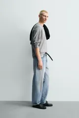 Camiseta de manga larga Zara, corte regular fit, cuello redondo con acabado en rib, confeccionada en tejido de algodón.