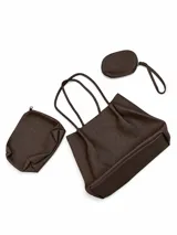 Cartera tipo shopper de cuero sintético color marrón, con diseño arrugado y doble asa de hombro. Incluye una cartuchera rectangular y una pequeña billetera con tira de muñeca a juego.