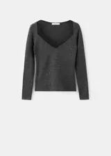 Remera de manga larga gris oscuro con cuello en V adornado con detalles de puntilla negra.