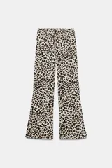 Pantalón de tiro medio con estampado animal print de leopardo, cintura elástica ajustable con cordón y perneras amplias y rectas.