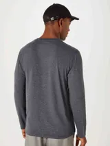 Camiseta unisex de manga larga color beige, con escote en V.