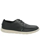 Zapato casual tipo náutico de cuero color azul marino, con cordones y suela de goma en color crema. Presenta costuras reforzadas en la puntera y logo de la marca grabado en el lateral.