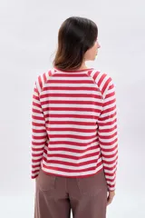 Remera de manga larga con diseño de rayas horizontales en color rojo y blanco, corte recto y cuello redondo.