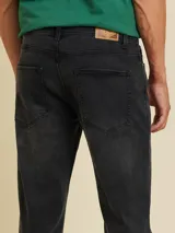Pantalón de jean azul claro, corte recto, con bolsillos delanteros y traseros.