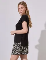 Short negro con estampado floral en tonos beige, con pretina ancha elastizada en punto smock y bolsillos laterales.