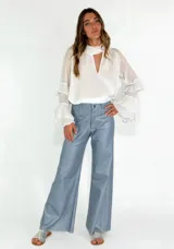 Pantalón de vestir celeste metalizado, de corte palazzo.